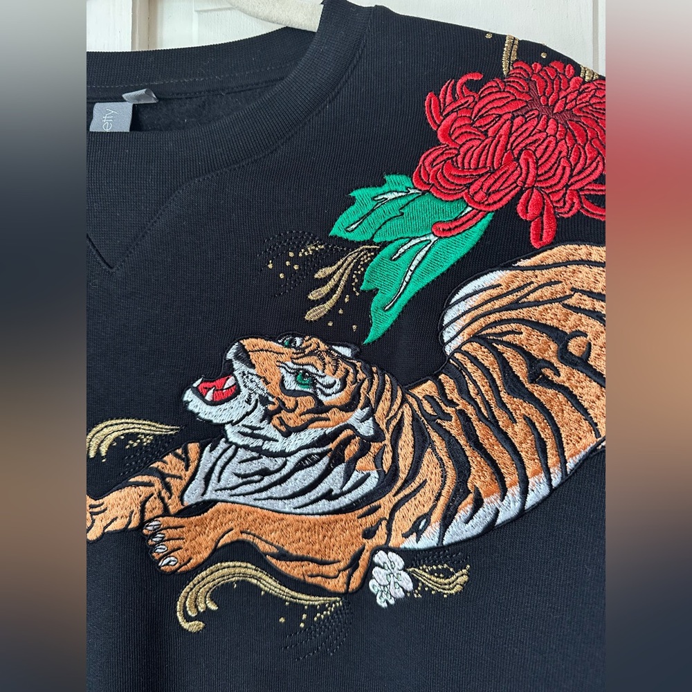 Sweaty Betty Black Crewneck Embroidered Tiger Sweatshirt - Picture 2 of 11